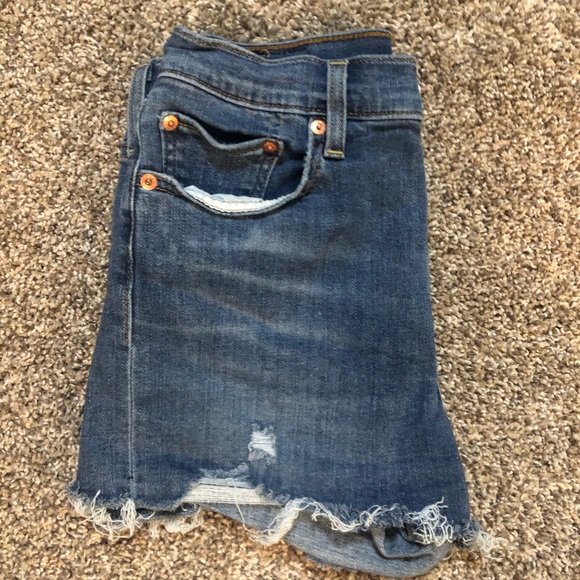 Distressed Levi’s Shorts 👖💗 - Picture 3 of 5